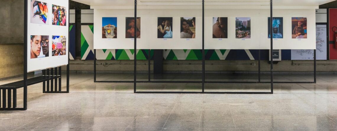 Art Gallery Exhibitions through Real-Life Stories